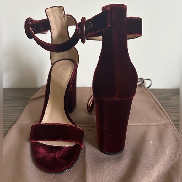 Gianvito Rossi (Milano) deep purple/red velvet chunky heel, size 37. - Picture 2 of 4